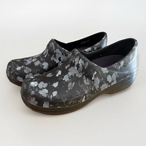 Dual Crocs Anti-Slip Work On The Clock Work Floral  Shoes Women’s Size 7